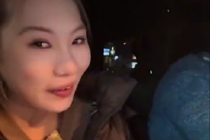 真甜！张宁妻子等红绿灯给他唱歌：男人 拿捏住了！