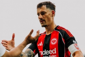 九游娱乐官网-接替特拉普！官方：科赫成为法兰克福新任队长